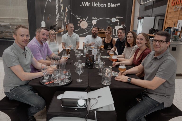 Seminarteilnehmer mit Biergläsern am Verkostungstisch