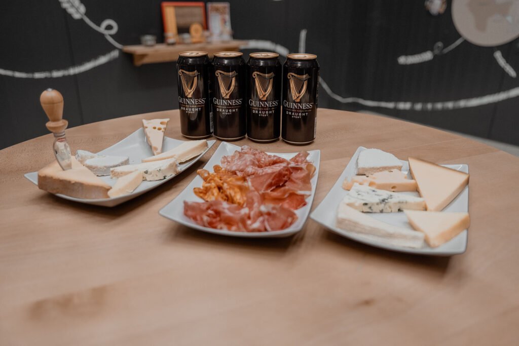 Käse, Wurst und dunkles Bier als Foodpairing auf dem Verkostungstisch