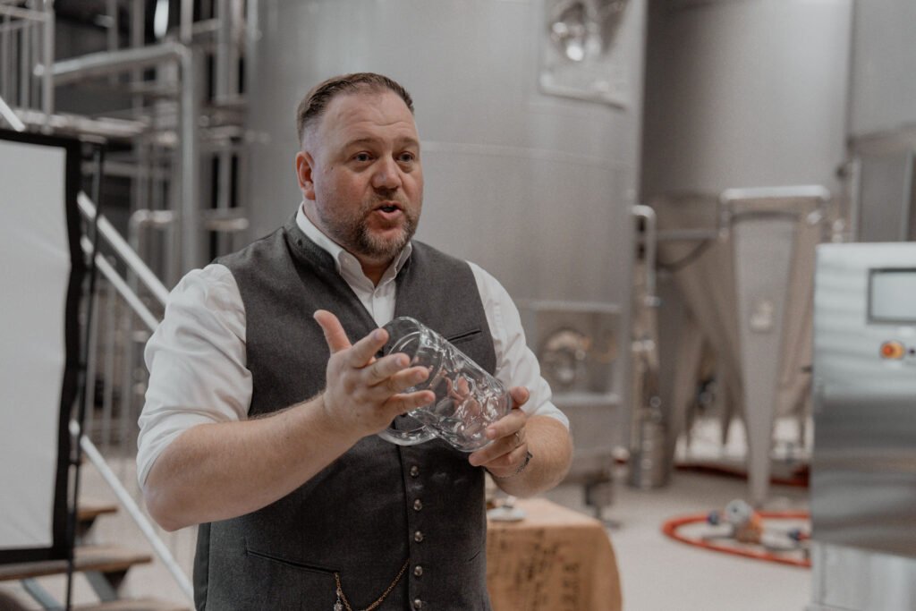 Matthias Willig erklärt beim Sensoriktraining die Bierverkostung