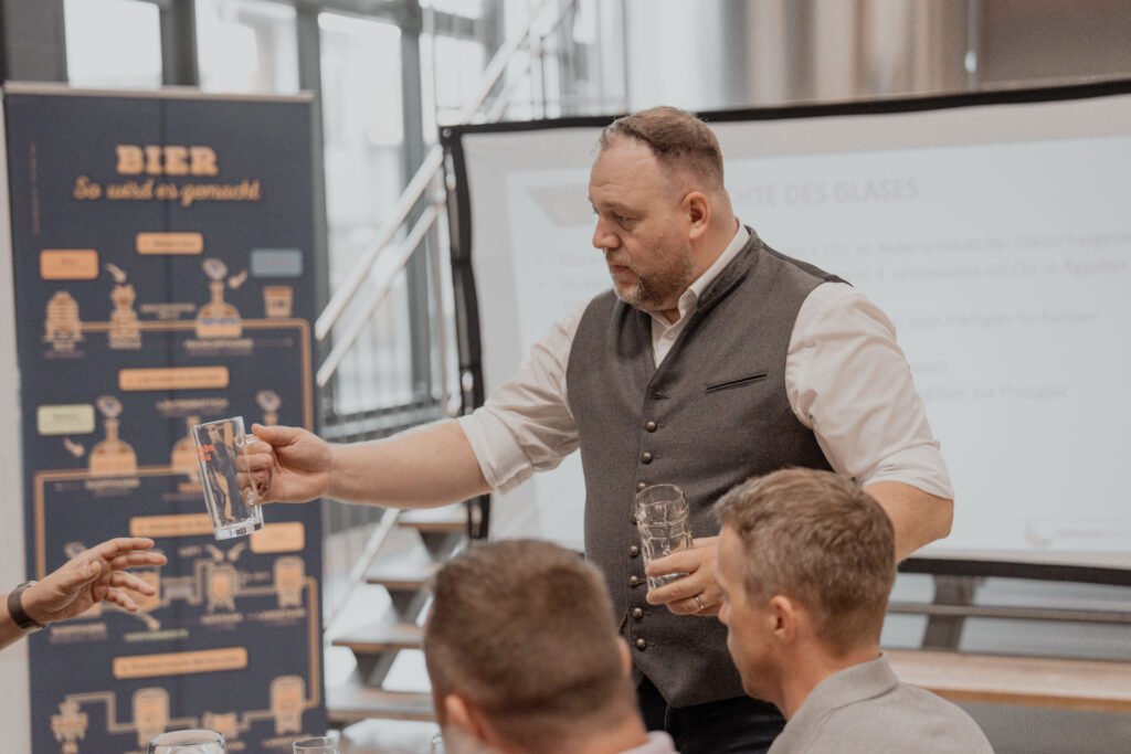Matthias Willig vermittelt im Seminar Bierwissen anhand einer Grafik