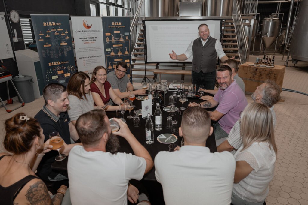 Genussseminar in der Brauerei: Teilnehmer folgen Matthias Willig an der Leinwand