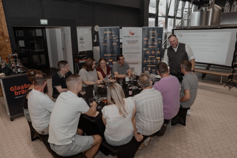 Matthias Willig präsentiert vor Seminarteilnehmern im Seminarraum der Brauerei
