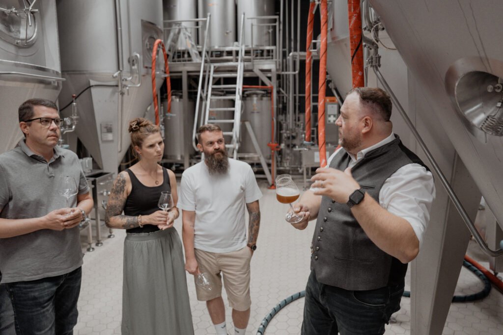 Matthias Willig führt eine Gruppe durch die Bierverkostung in der Brauerei