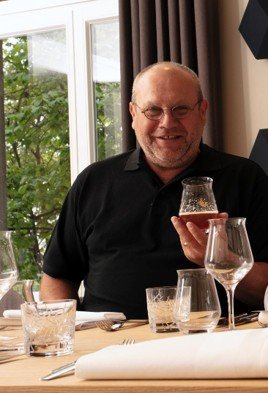 Dozent Hans Wächtler mit Weinglas am Tisch