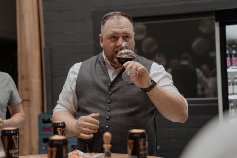 Genusssommelier Matthias Willig prüft das Aroma eines Bieres
