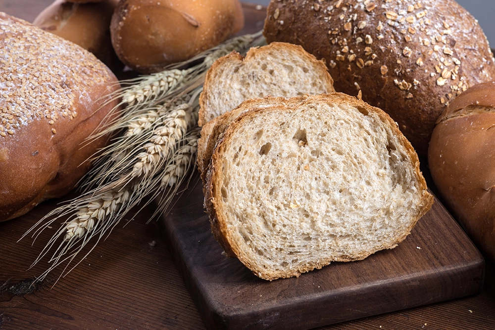Frisch aufgeschnittenes Brot mit Getreideähren