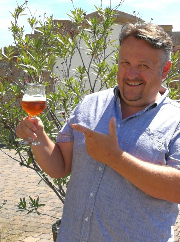 Dozent Gerhard Batschak mit einem Glas Bier
