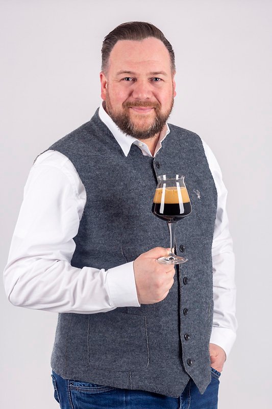 Matthias Willig mit einem Glas Dunkelbier, Porträt