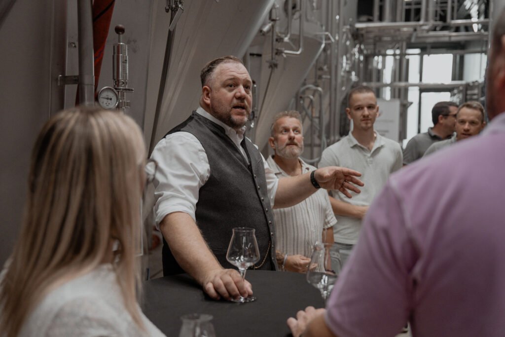 Matthias Willig erzählt Teilnehmern von der Bierkultur