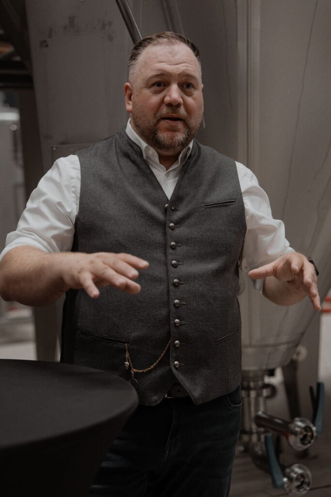 Matthias Willig erklärt mit lebhafter Gestik