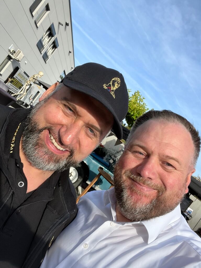 Bild zeigt Matthias mit dem Inhaber der Eppstein Brauerei
